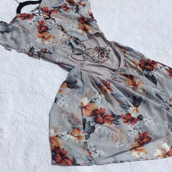 LuLu’s Soft Grey Floral with XCross Tie Back and Cut Out Lower Back L - Picture 3 of 8